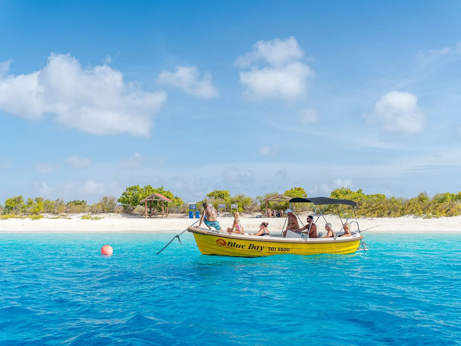 Yellow Dutch Sloep op het water van Bonaire, foto 1 van 11