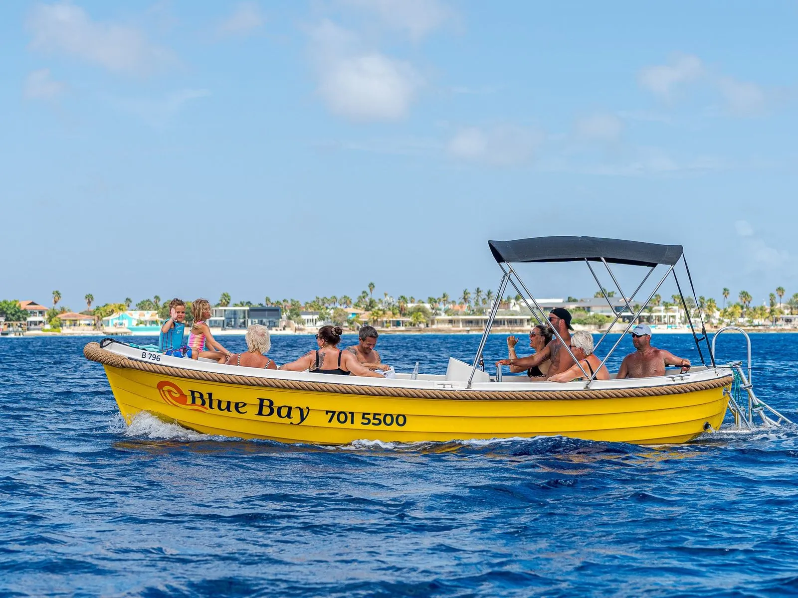 Yellow Dutch Sloep op het water van Bonaire, foto 2 van 11
