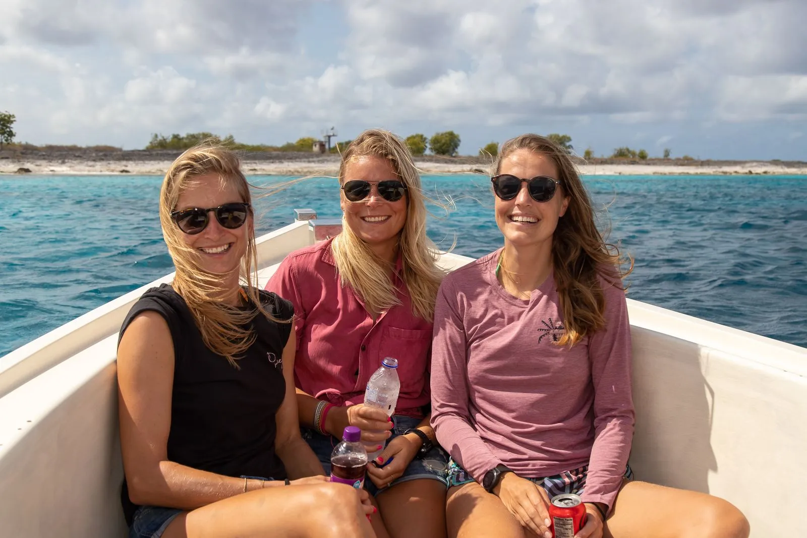 Blue Dutch Sloop on the water of Bonaire, photo 4 of 11