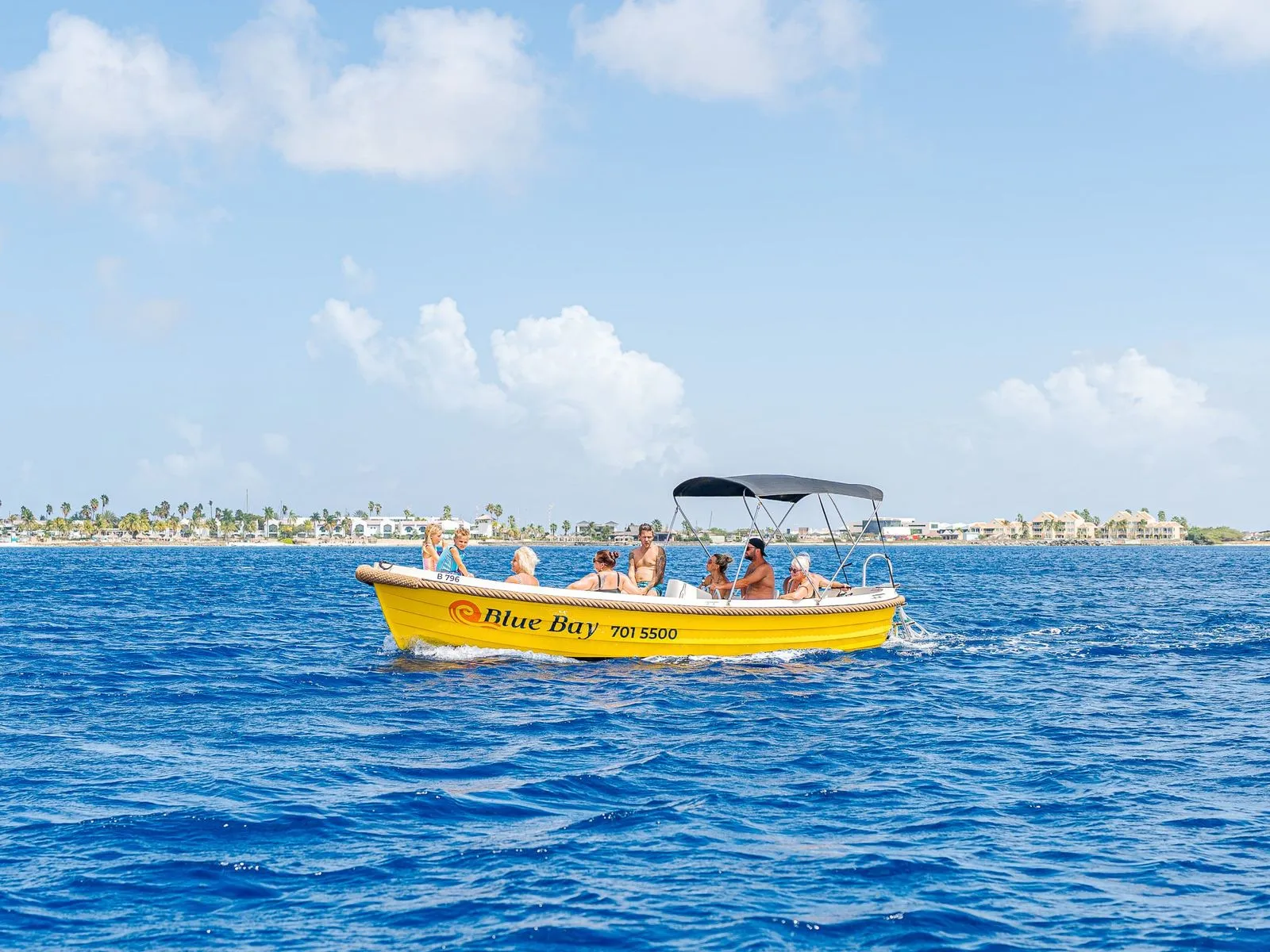 Yellow Dutch Sloep op het water van Bonaire, foto 5 van 11
