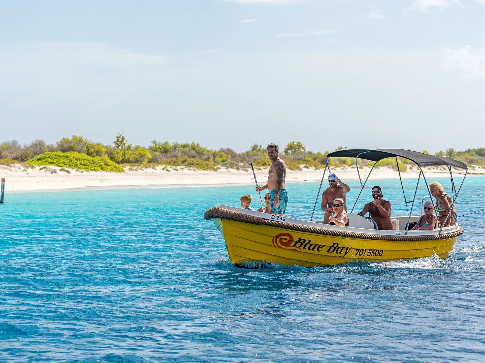Yellow Dutch Sloep op het water van Bonaire, foto 6 van 11