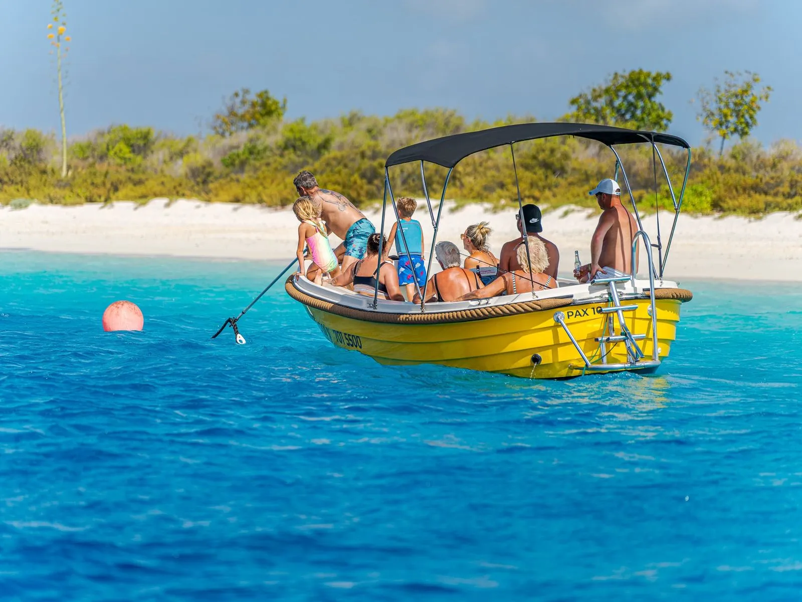 Yellow Dutch Sloep op het water van Bonaire, foto 7 van 11