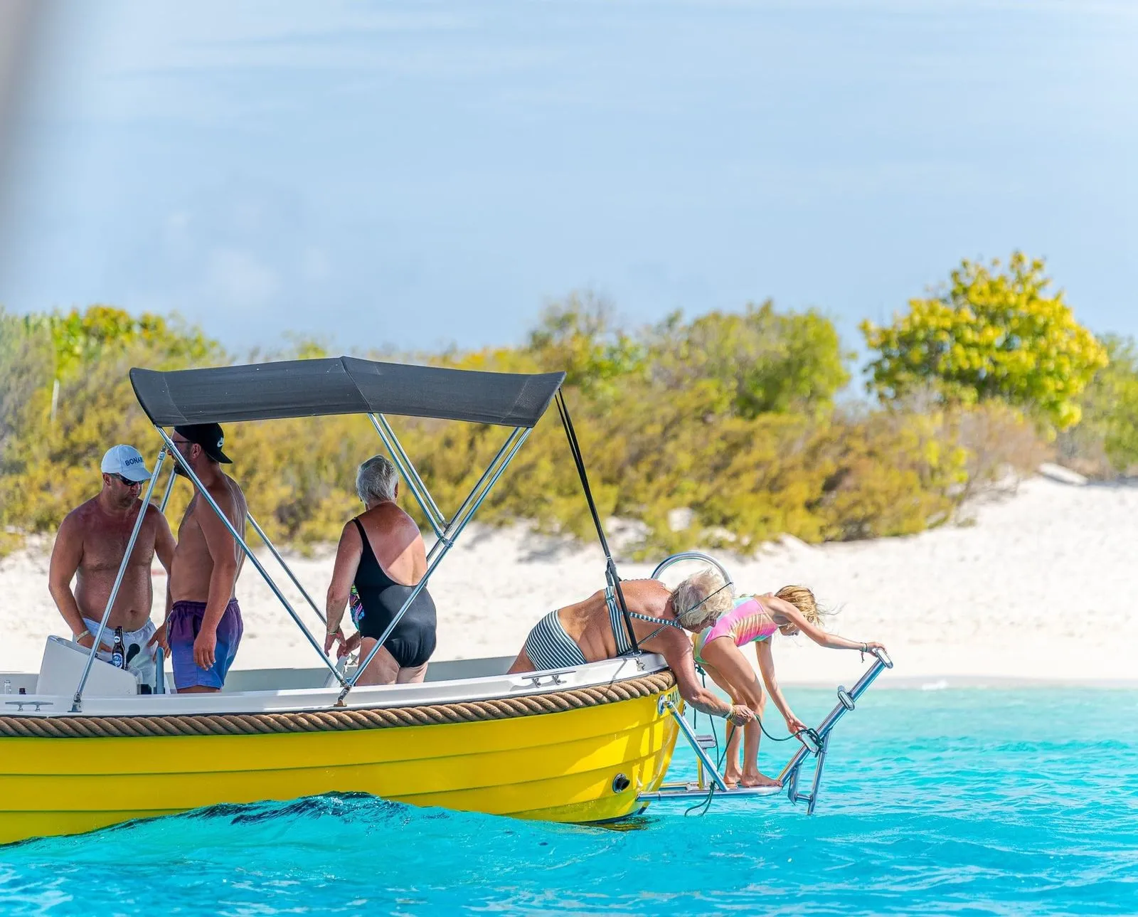 Yellow Dutch Sloep op het water van Bonaire, foto 8 van 11