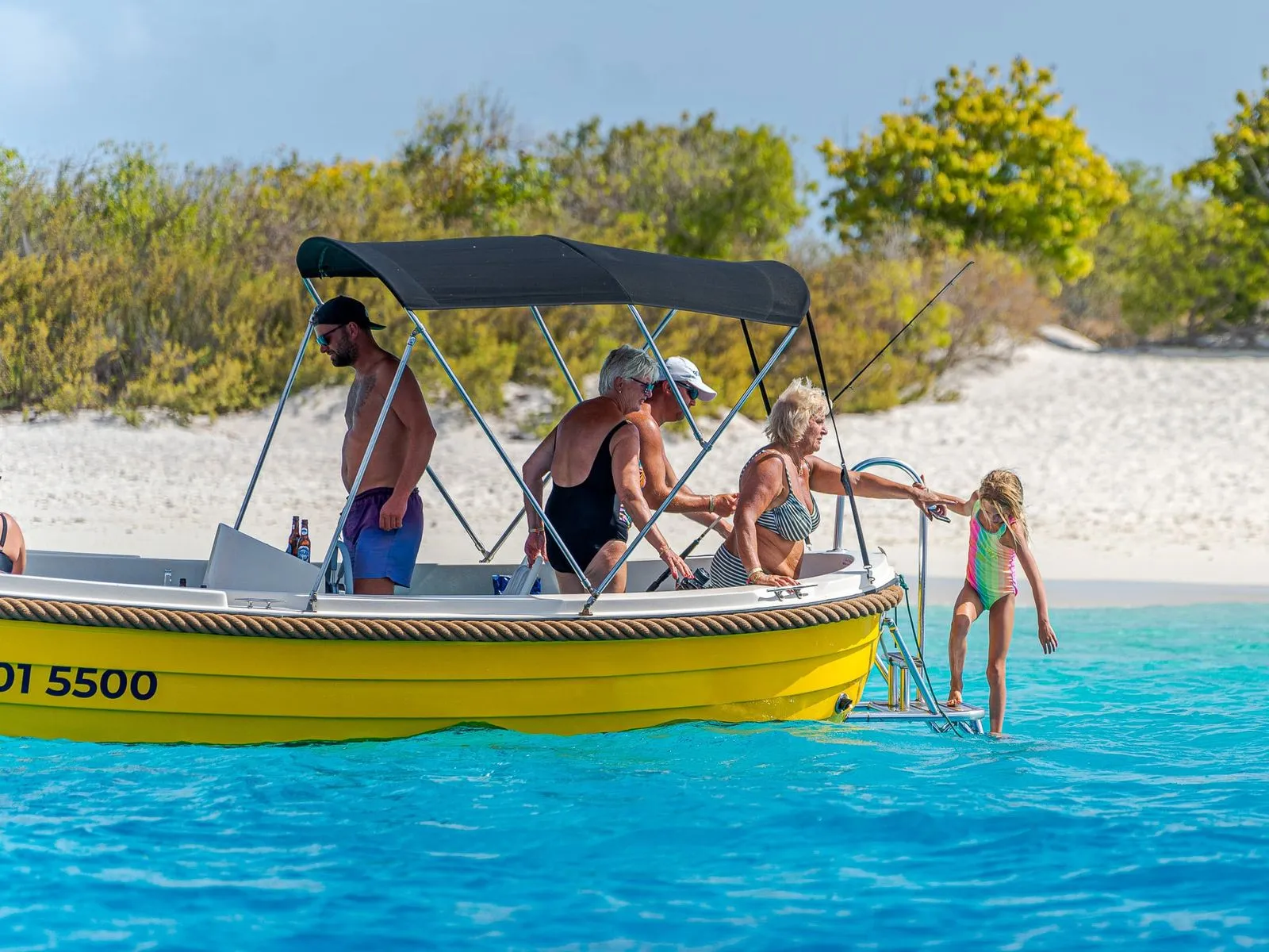 Yellow Dutch Sloep op het water van Bonaire, foto 9 van 11