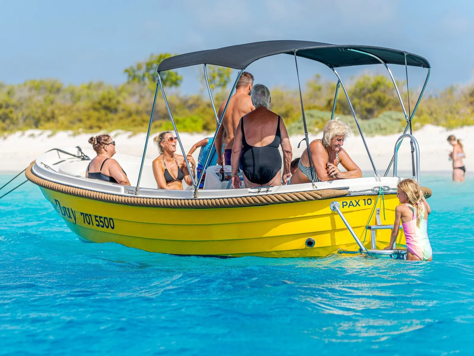 Yellow Dutch Sloep op het water van Bonaire, foto 10 van 11