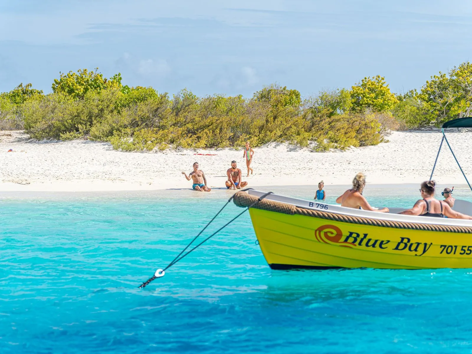 Yellow Dutch Sloep op het water van Bonaire, foto 11 van 11