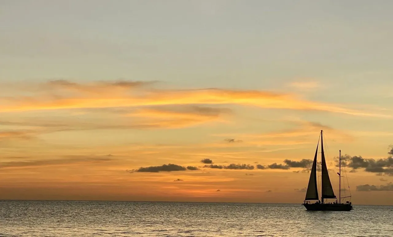 Zeilboot van Blue Bay Bonaire voor de kust van Bonaire