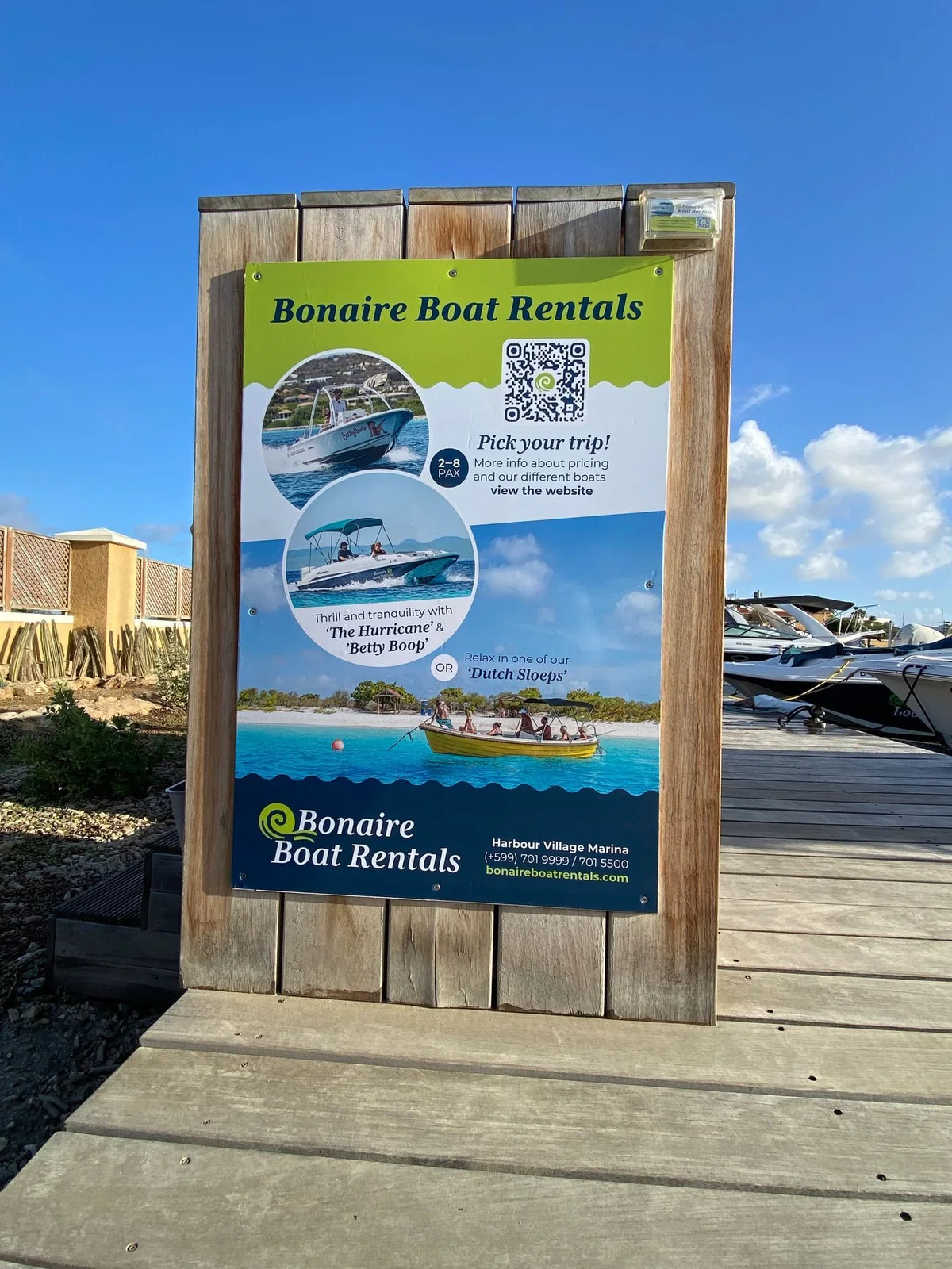Informatiebord van Bonaire Boat Rentals aan de steiger